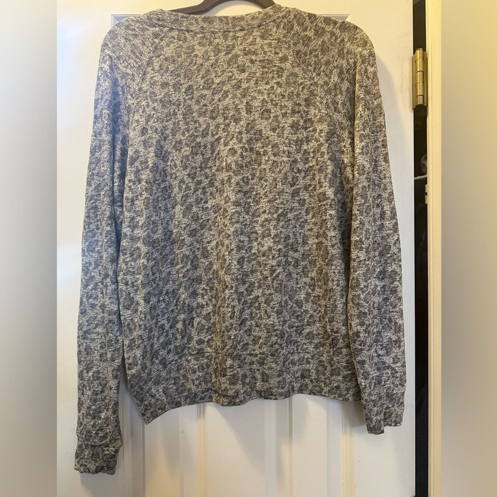 Spirit Jersey Leoard print gray‎ Lounge Shirt Top Casual Cozy  Layer NWOT Large - Picture 2 of 5